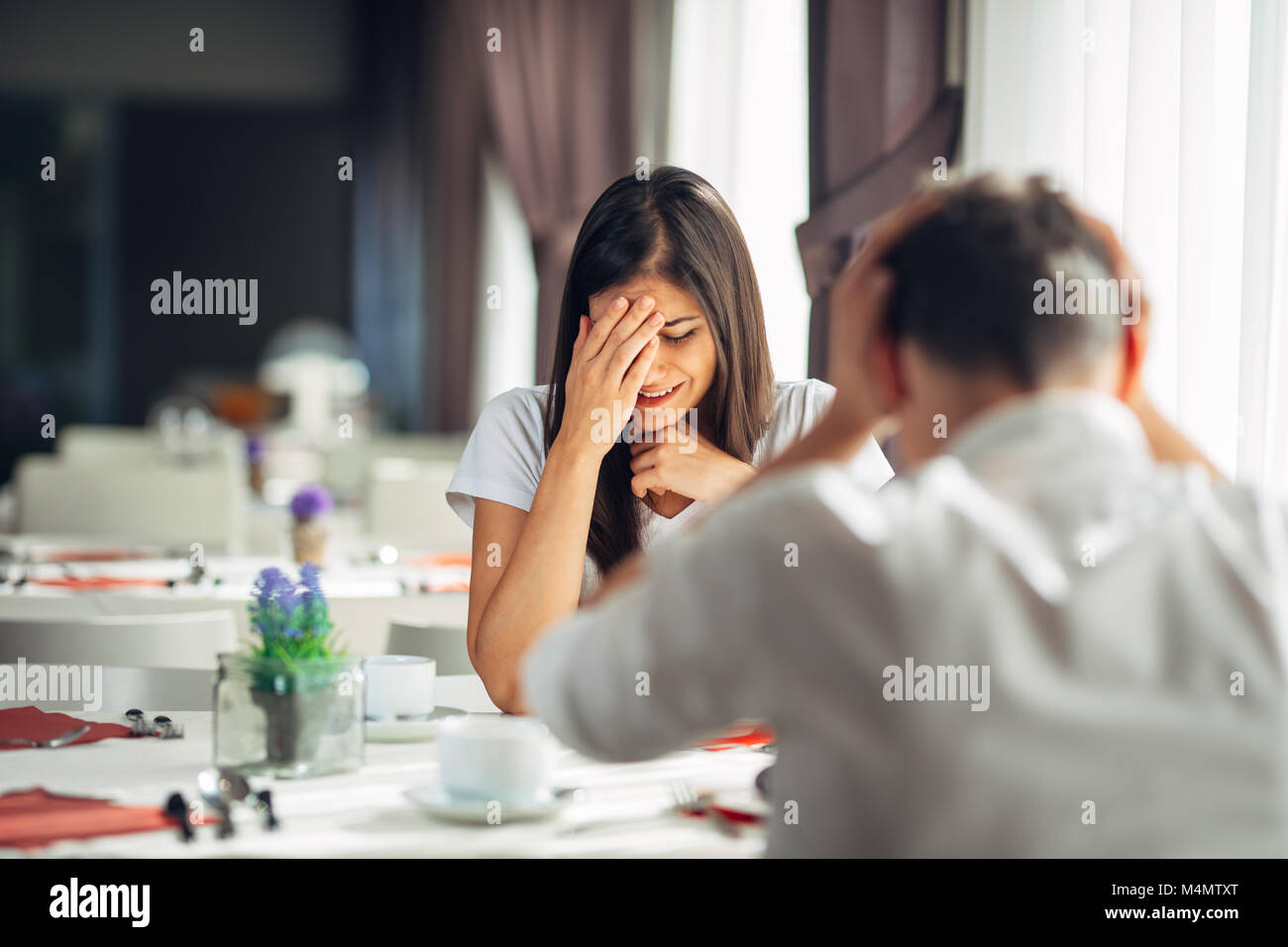 Weinend betonte Frau in Angst, in ein Gespräch mit einem Menschen über Probleme. Reaktion auf negative Ereignis, Umgang mit schlechten Nachrichten. Oben brechen Beziehung. Em Stockfoto