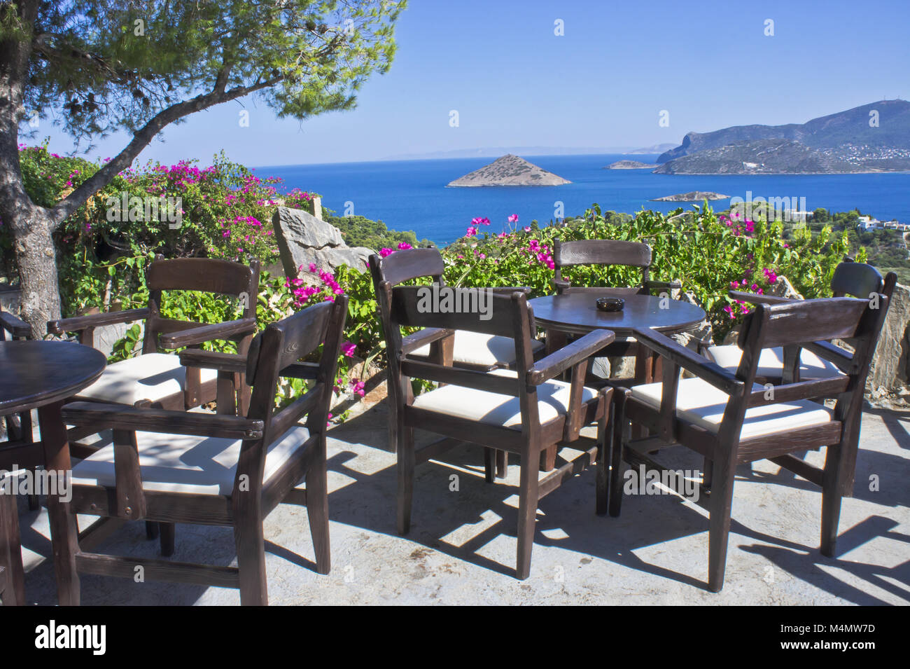 Griechenland, Porto Rafti, schönes Café mit Meerblick in der Nähe von Athen Stockfoto
