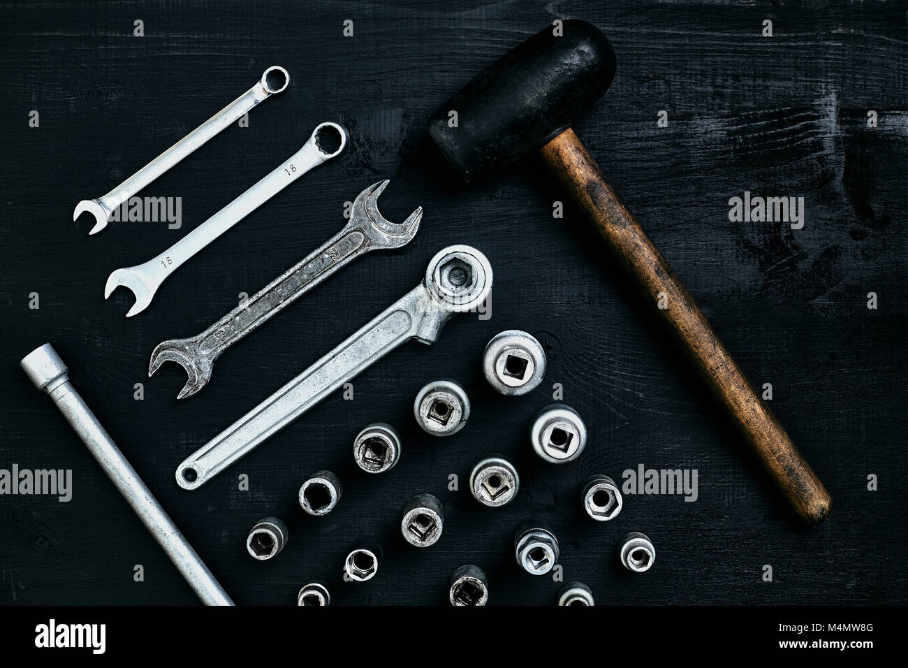 Flach der Satz von Tools für die Auto Reparatur wie Drehmomentschlüssel auf schwarzem Holz- Hintergrund. Ansicht von oben. Kopieren Sie Platz. Immer noch leben. Flach Stockfoto