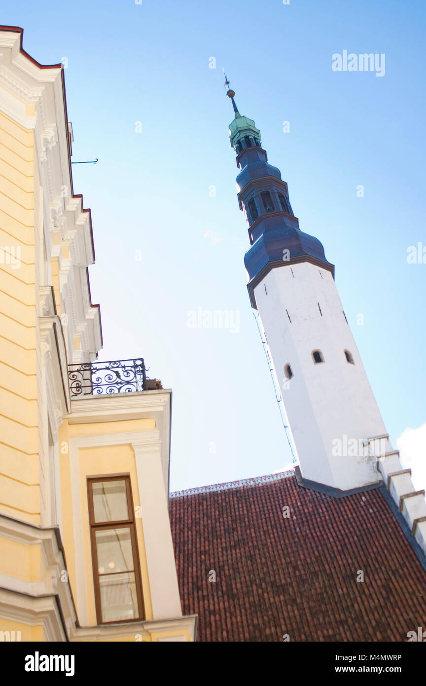 Kirchturm gegen den blauen Himmel in Tallinn Estland Stockfoto