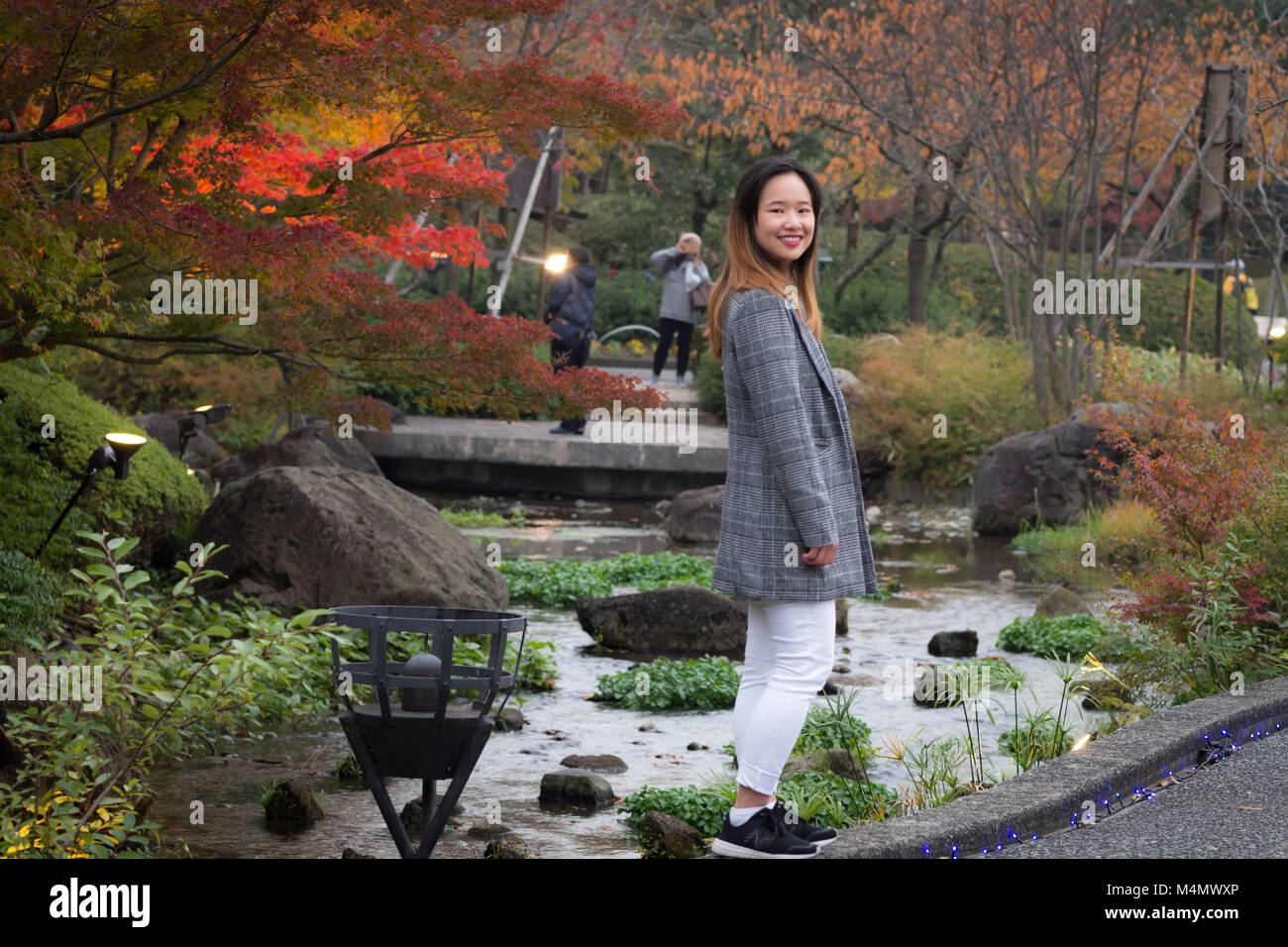 Schöne Frau in einem Herbst Japanischer Garten posing Stockfoto
