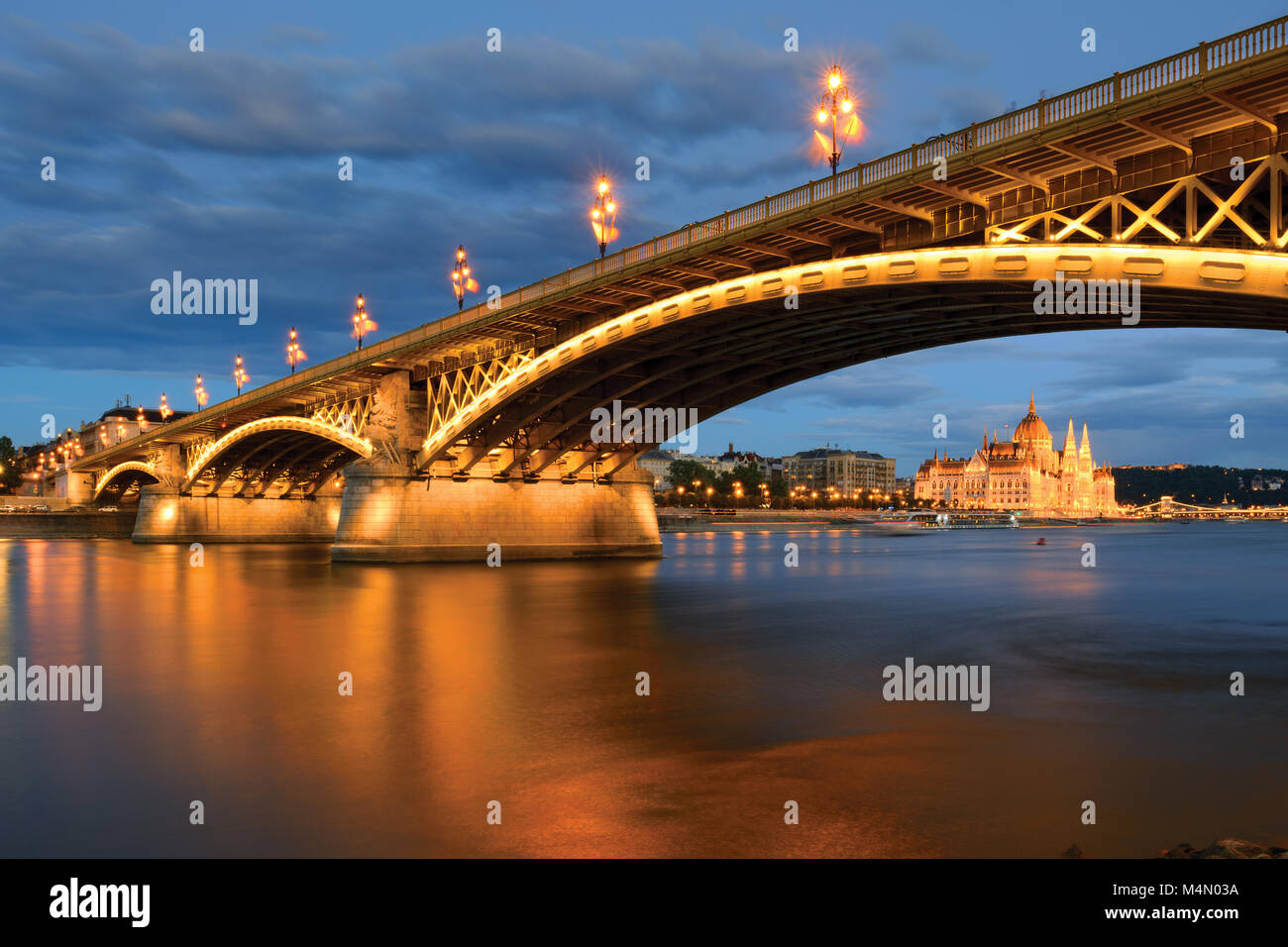 Margaret Brücke mit dem Parlament Gebäude bei Nacht, Budapest Stockfoto