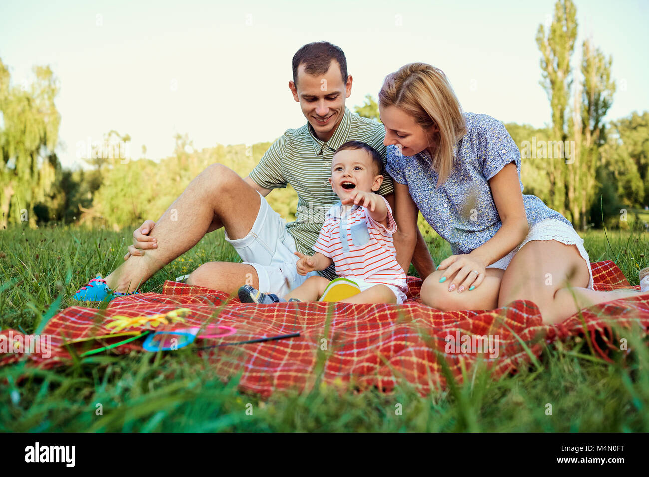 Porträt einer glücklichen Familie im Park. Stockfoto