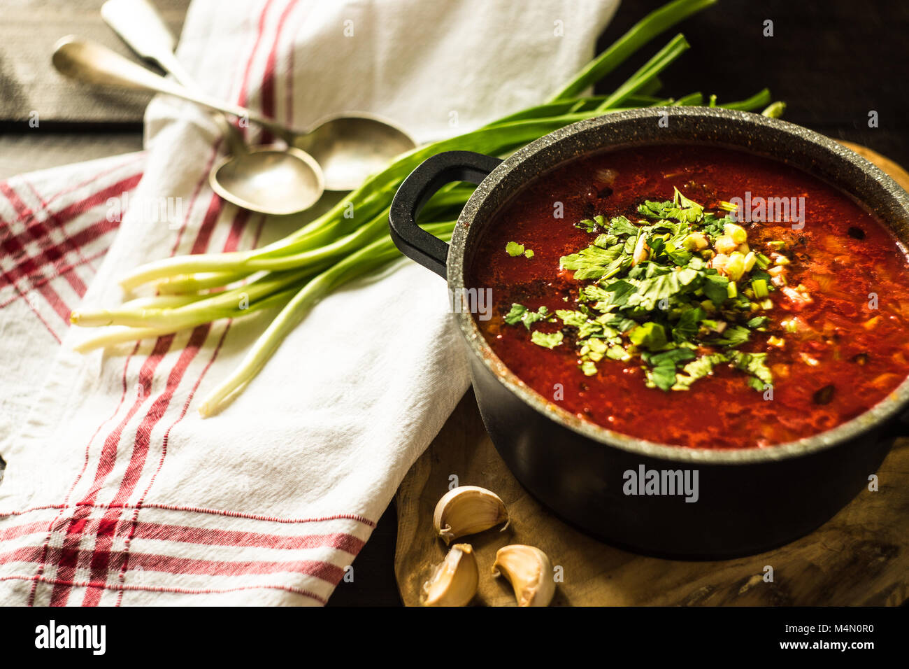 Traditionelle ukrainische - rote Rüben Suppe Borschtsch mit saurer ...