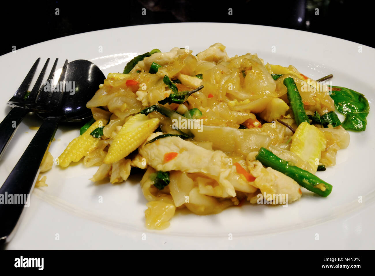 Thailändisches Essen gebratene Nudeln mit Schweinefleisch Stockfoto