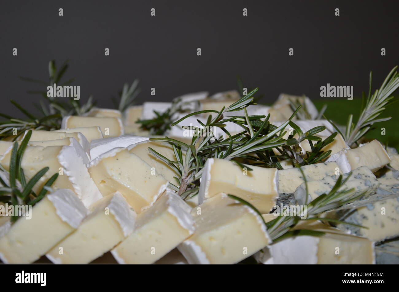 Zoom auf etwas Käse dekoriert mit Rosmarin Stockfoto