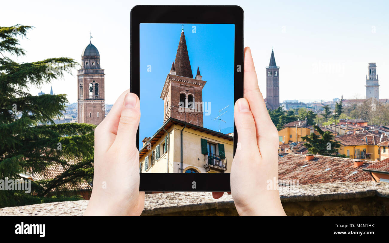 Travel Concept - touristische Fotos Türme der Stadt Verona in Italien im Frühjahr auf Tablet Stockfoto