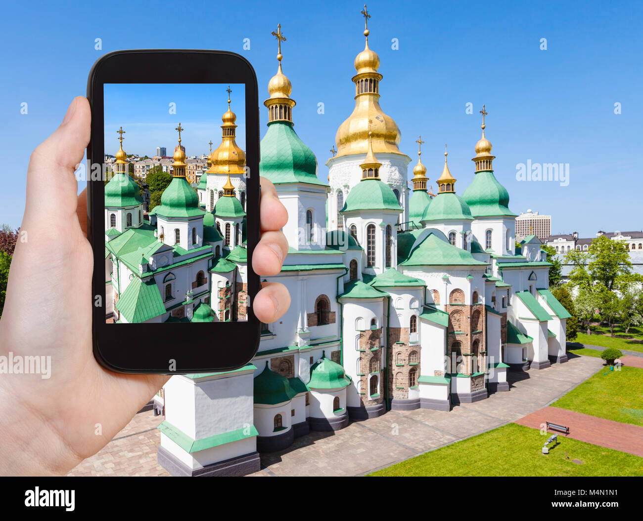 Travel Concept - touristische Fotos Saint Sophia (Heilige Sophia, die Hagia Sophia) Kathedrale in Kiew in der Ukraine auf dem Smartphone Stockfoto