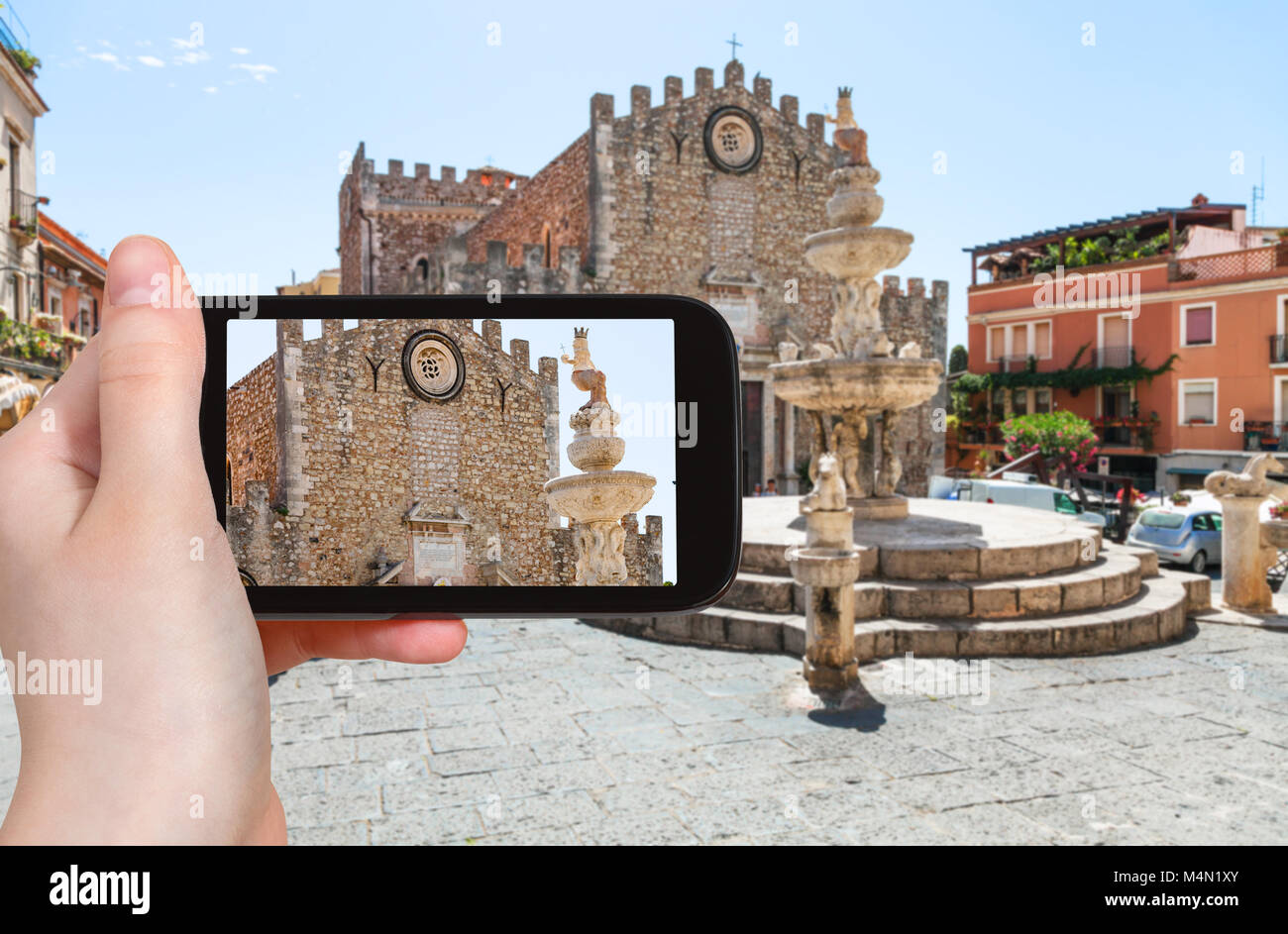 Travel Concept - touristische Fotografien Piazza Del Duomo und Piazza Del Duomo di Taormina (Kathedrale San Nicolo di Bari) in Taormina Stadt in Sizilien Italien im Sommer Stockfoto