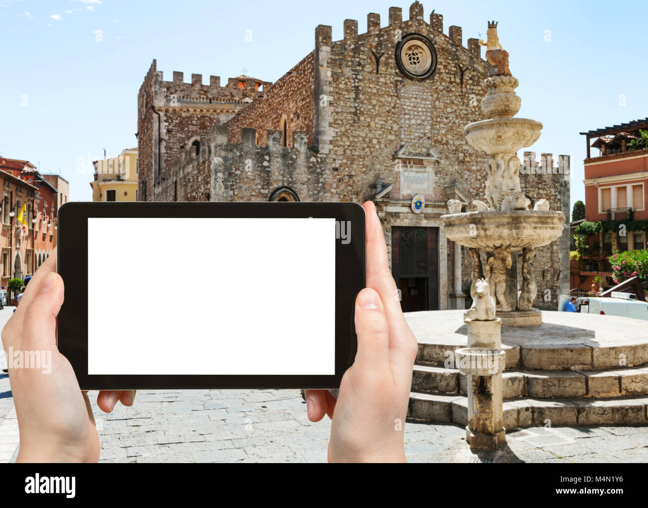 Travel Concept - touristische Fotografien Quattro Fontane di Taormina auf der Piazza Duomo in der Nähe der Kathedrale San Nicolo di Bari in Taormina Stadt in Sizilien Ita Stockfoto