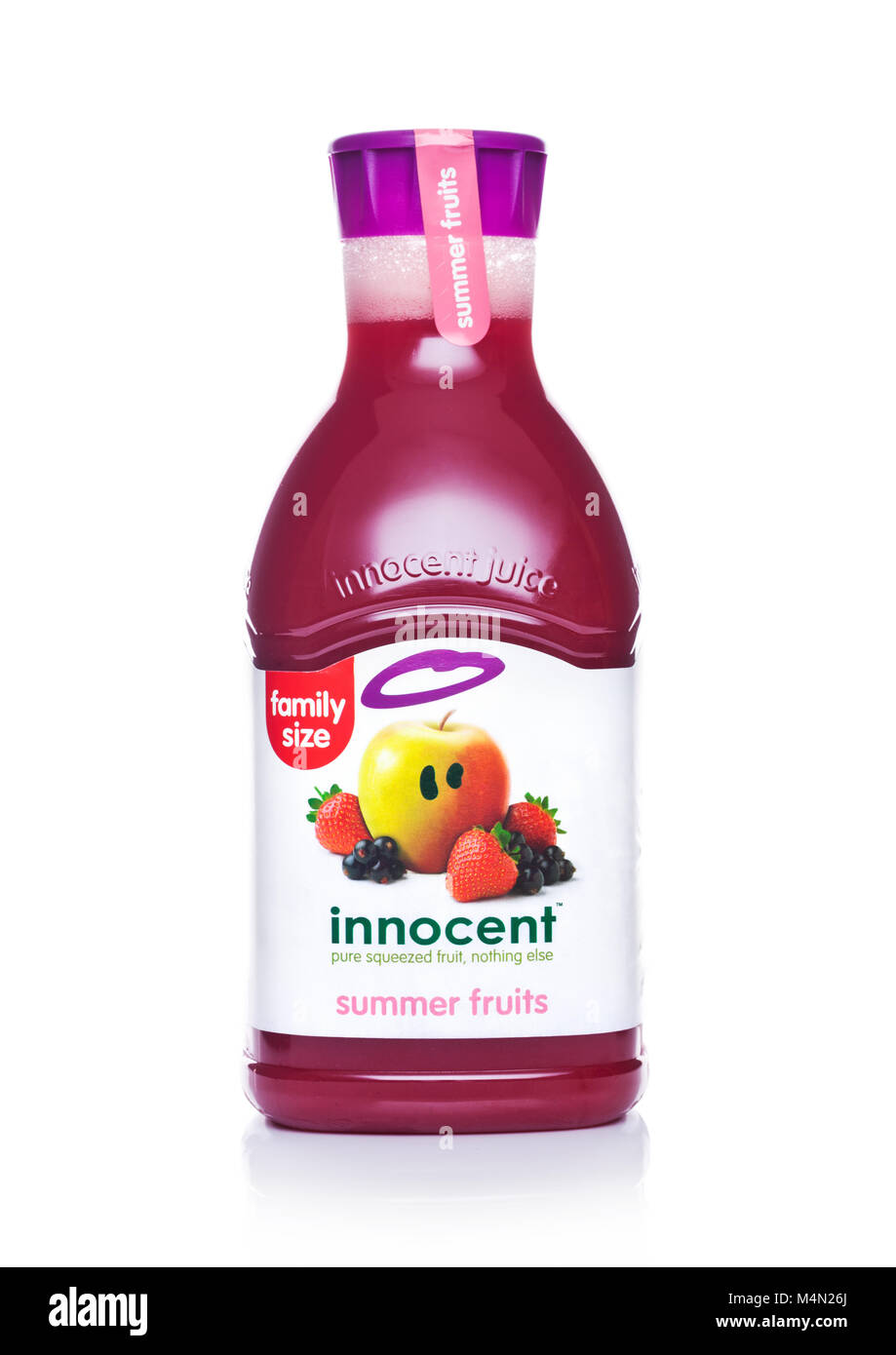 LONDON, UK, 14. Februar 2018: Plastikflasche von Unschuldigen Sommer Obst Saft auf weißem Hintergrund. Familie Größe Stockfoto