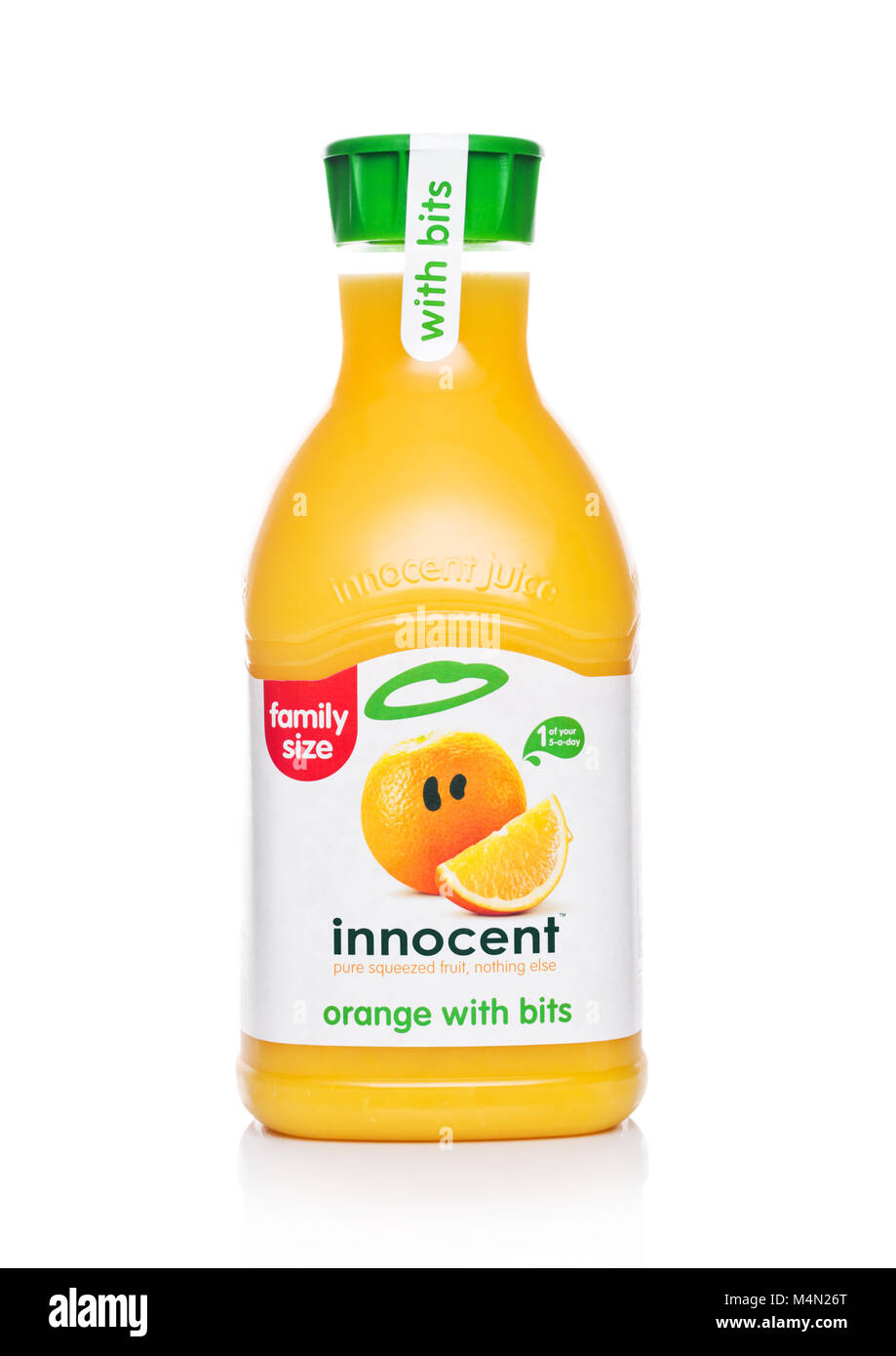 LONDON, UK, 14. Februar 2018: Kunststoff Flasche unschuldige Orangensaft auf weißem Hintergrund. Familie Größe Stockfoto