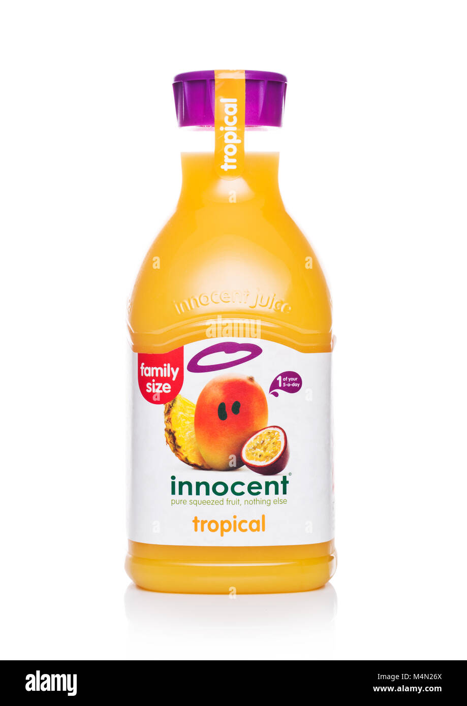 LONDON, UK, 14. Februar 2018: Kunststoff Flasche Unschuldige tropischen Saft auf weißem Hintergrund. Familie Größe Stockfoto