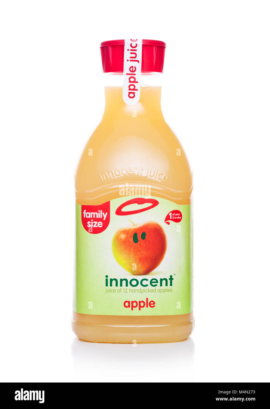 LONDON, UK, 14. Februar 2018: Kunststoff Flasche unschuldige Apfelsaft auf weißem Hintergrund. Familie Größe Stockfoto