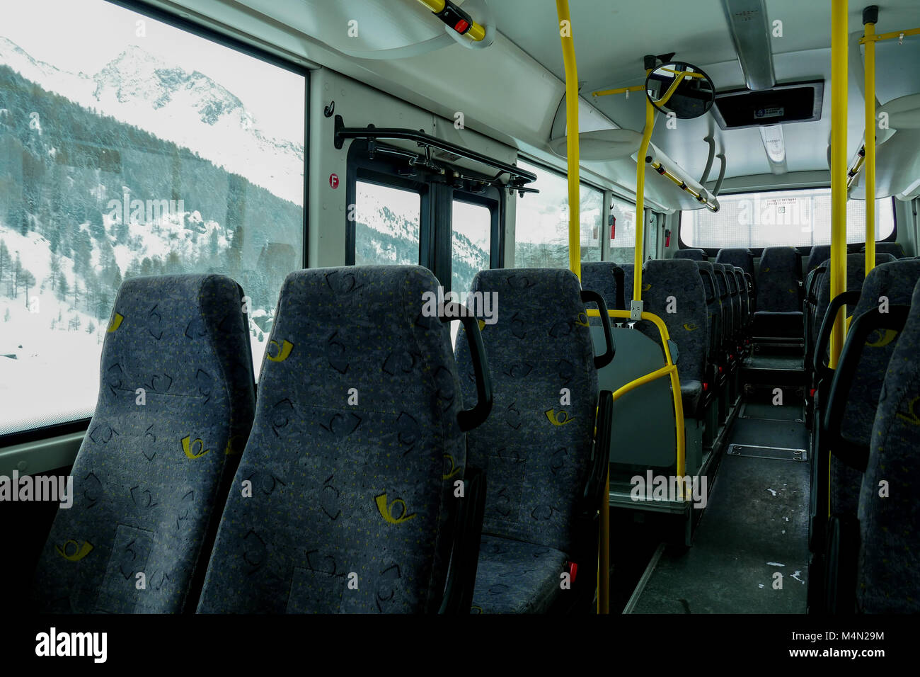 Blick in einen Bus von La Poste Schweizer Transportunternehmen, Wallis, Schweiz Stockfoto