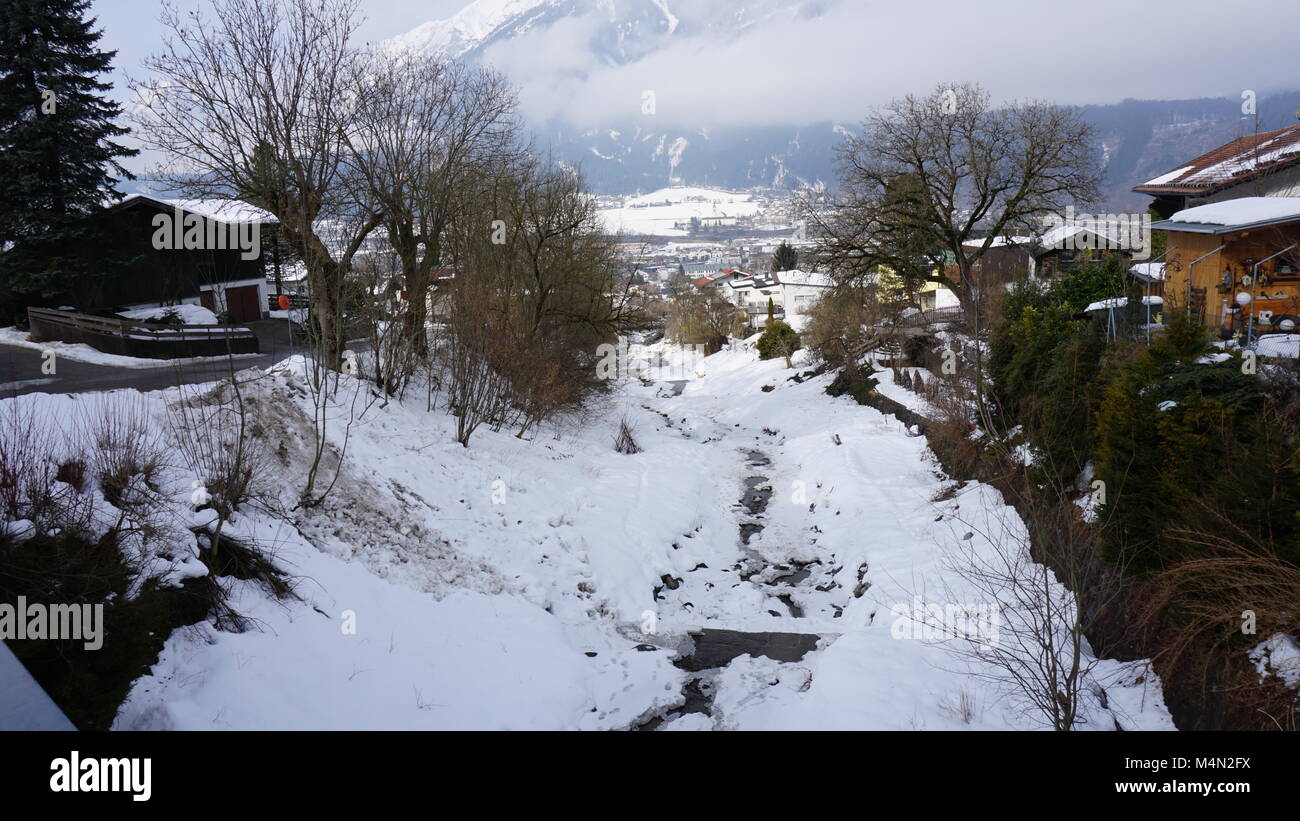 Schwaz Tirol Österreich - Wasser Kanal - creek Lahnbach und Lahnbachallee Stockfoto