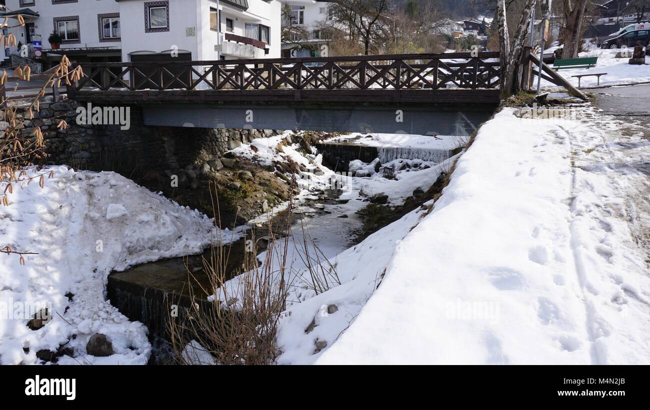 Schwaz Tirol Österreich - Wasser Kanal - creek Lahnbach und Lahnbachallee Stockfoto
