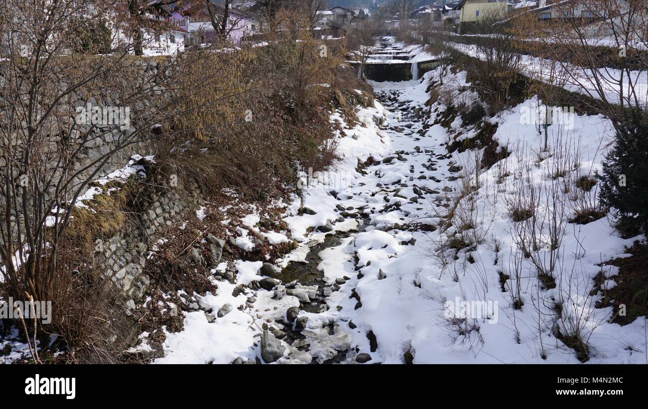 Schwaz Tirol Österreich - Wasser Kanal - creek Lahnbach und Lahnbachallee Stockfoto