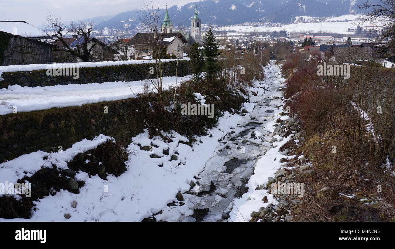 Schwaz Tirol Österreich - Wasser Kanal - creek Lahnbach und Lahnbachallee Stockfoto