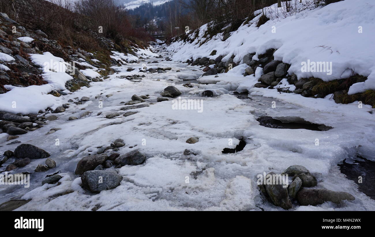 Schwaz Tirol Österreich - Wasser Kanal - creek Lahnbach und Lahnbachallee Stockfoto