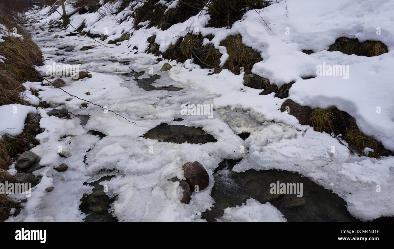 Schwaz Tirol Österreich - Wasser Kanal - creek Lahnbach und Lahnbachallee Stockfoto