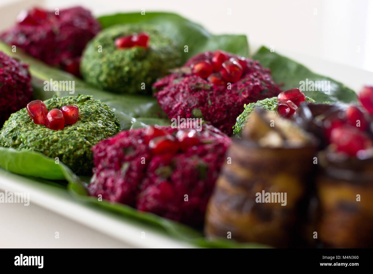 Rollen von Aubergine mit einer Füllung aus Walnüssen, georgische Snack ... Rollen von Aubergine mit einer Füllung aus Walnüssen, georgische Snack ...