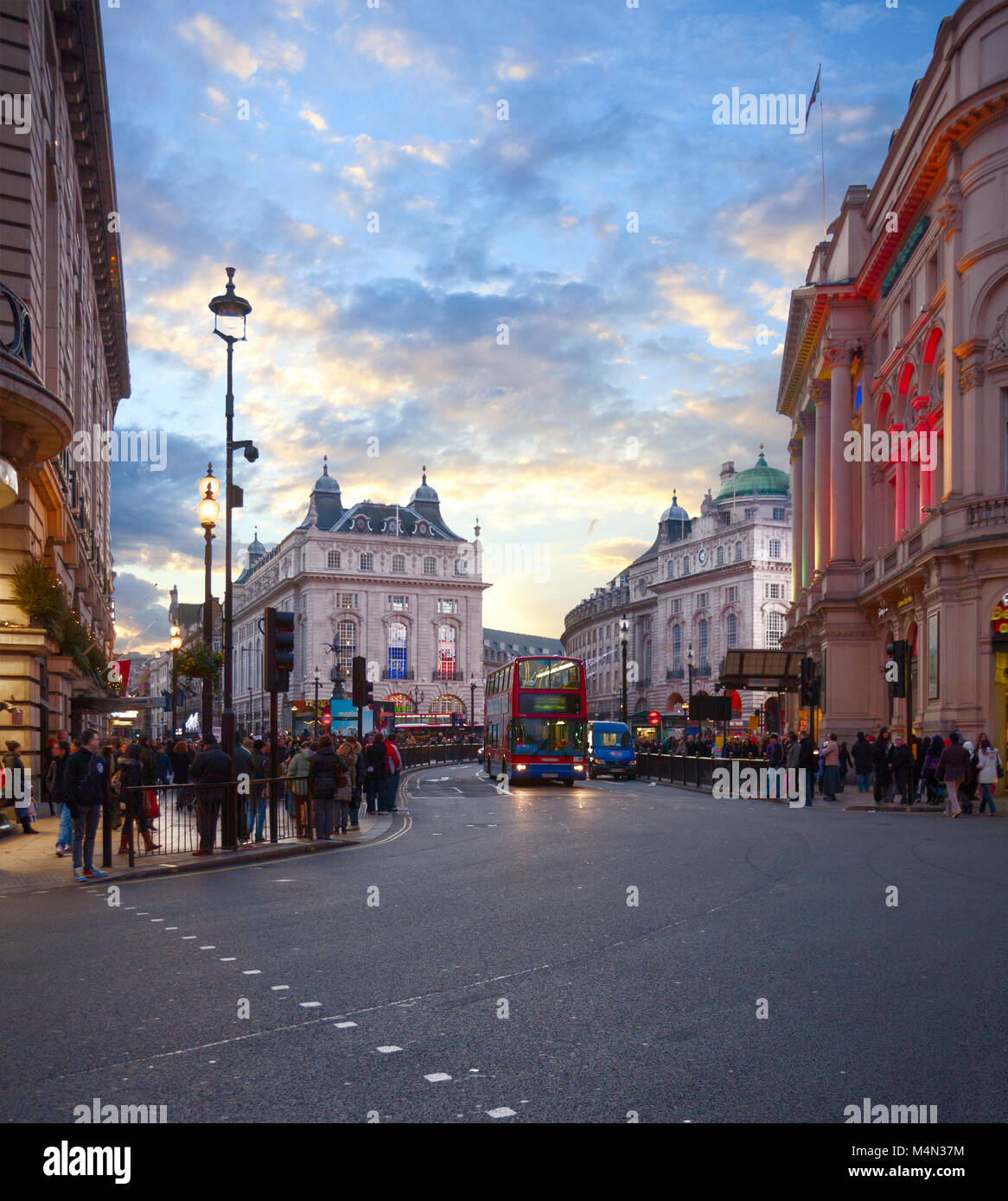 Auf Coventry Street in Richtung Piccadilly Circus am Abend, London, England, Vereinigtes Königreich. Stockfoto