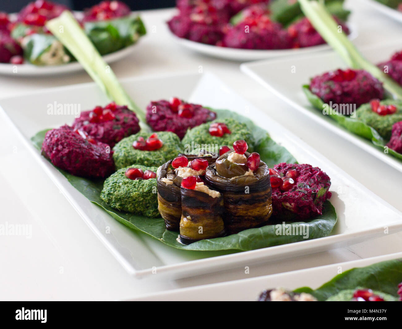 Rollen von Aubergine mit einer Füllung aus Walnüssen, georgische Snack ... Rollen von Aubergine mit einer Füllung aus Walnüssen, georgische Snack ...