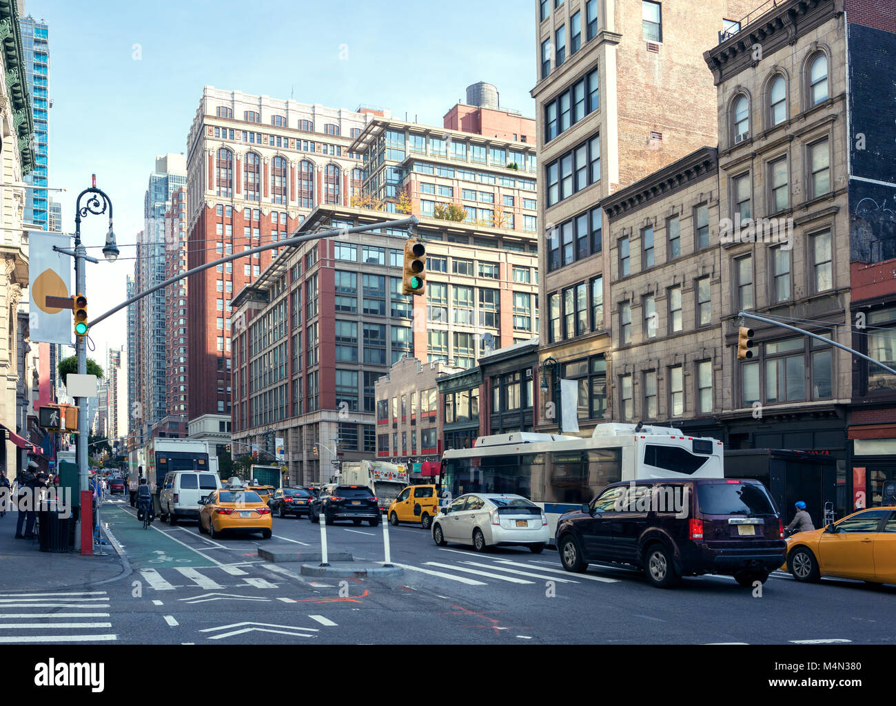 Das Leben in der Stadt und Verkehr auf Manhattan Avenue (Damen 1,6 km Historic District) bei Tageslicht, New York City, USA. Getönten Bild. Stockfoto