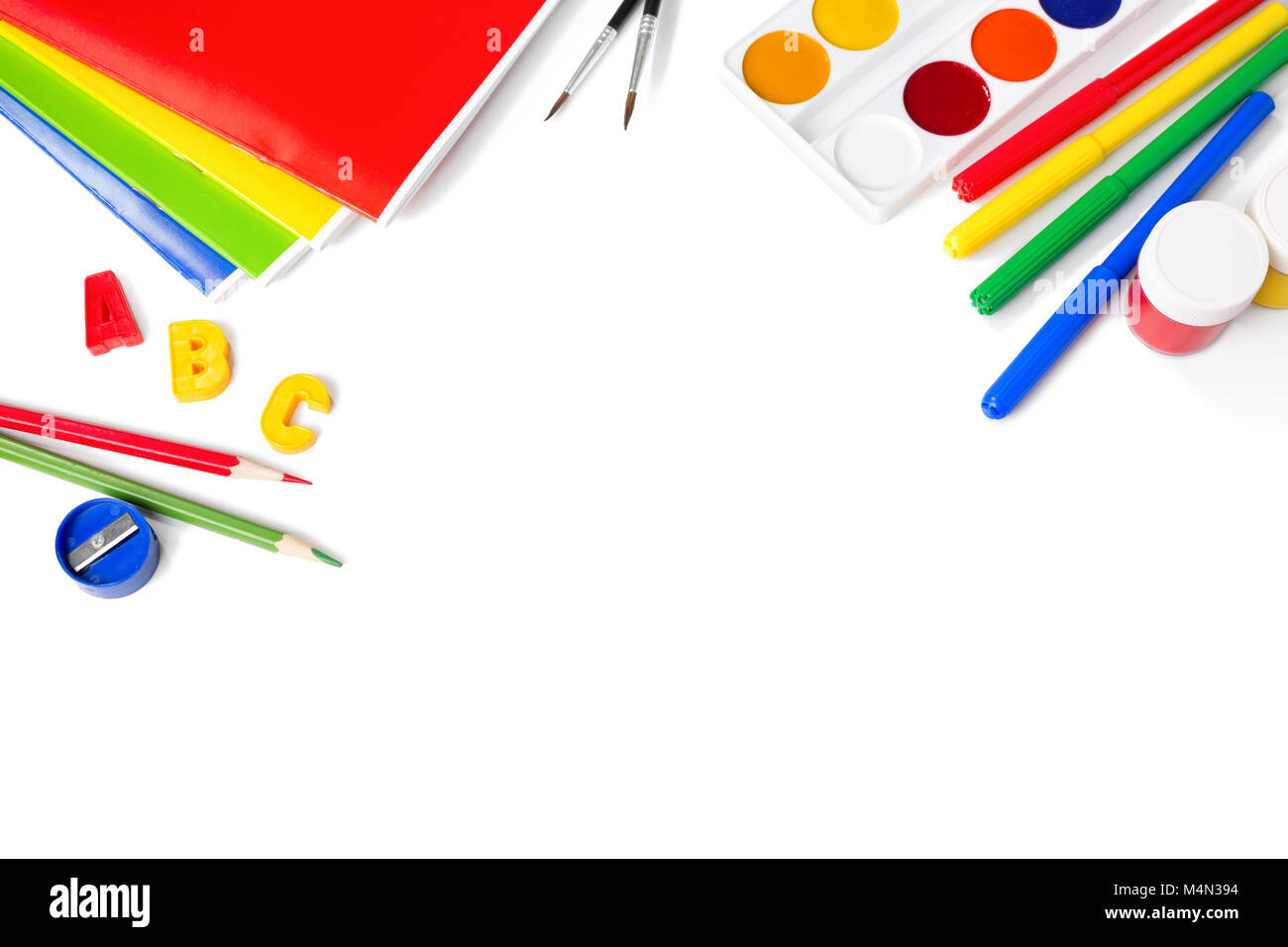 Die Ausstattung der Schulen mit Bleistift, Pinsel und Farben isoliert auf Weiss. Zurück zum Konzept der Schule. Schule Schreibwaren Stockfoto