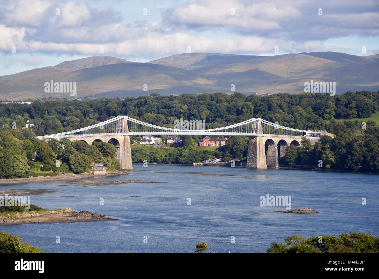 Menai Suspension Bridge verbindet die Insel Anglesey in Wales. Das denkmalgeschützte Gebäude, entworfen von Thomas Telford, wurde 1826 abgeschlossen. Stockfoto