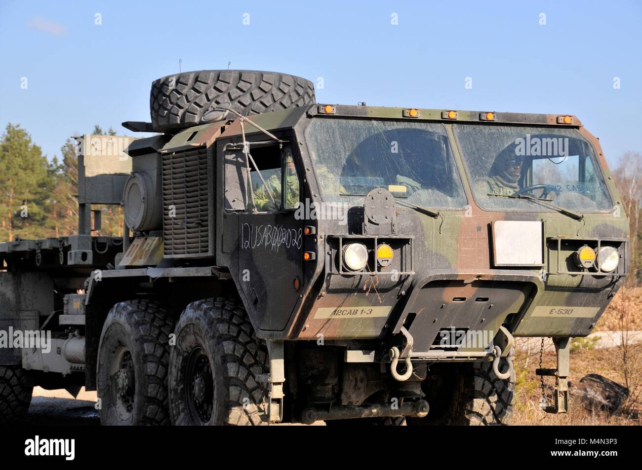 Us-Armee Soldaten aus Echo-Gesellschaft, 1.BATAILLON, 3 Aviation Regiment (Attack Reconnaissance), 12 Combat Aviation Brigade an Bulldog Fokus II an der Amberg Training Bereich nehmen, Deutschland, 14. Februar 2018. Bulldogge Fokus II ist ein Unternehmen, das Feld Ebene Übung mit einem Kampf Szenario. (U.S. Armee Foto von Charles Rosemond) Stockfoto