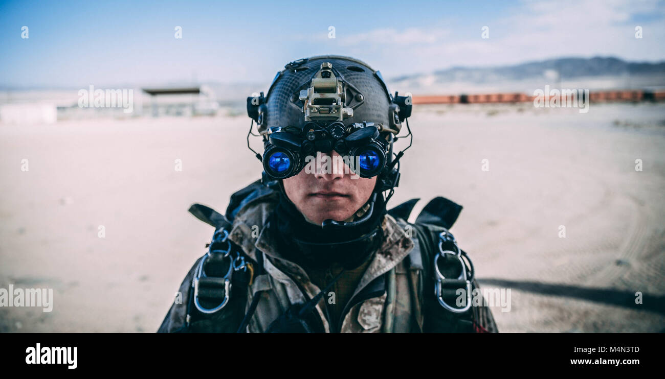 Ein Marine mit 3 Reconnaissance Bataillon, 3rd Marine Division, III Marine Expeditionary Force Vorformlinge einen Operations auf seinem Binocular Night Vision System M953 in der Marine Corps Air Ground Combat Center, Twentynine Palms, Calif., 13.02.2018, als Teil der integrierten Übung 2-18. Der Zweck von ITX ist eine anspruchsvolle, realistische Umgebung, produziert combat ready"-Kräfte, die als integrierte Magtf zu erstellen. (U.S. Marine Corps Foto von Pfc. William Chockey) Stockfoto