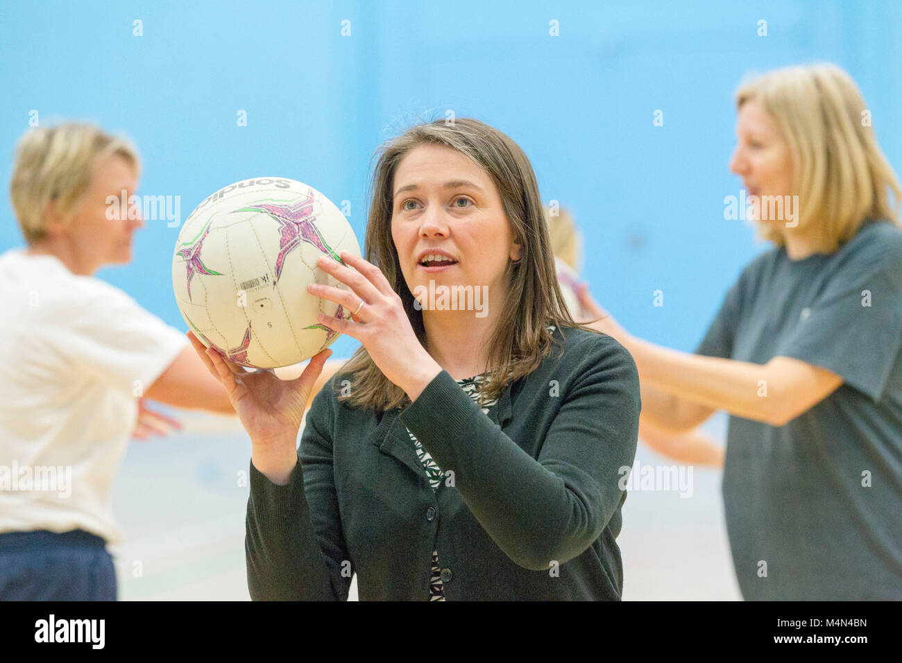 Sport und Gesundheit Minister Aileen Campbell spielen wandern Korbball Stockfoto