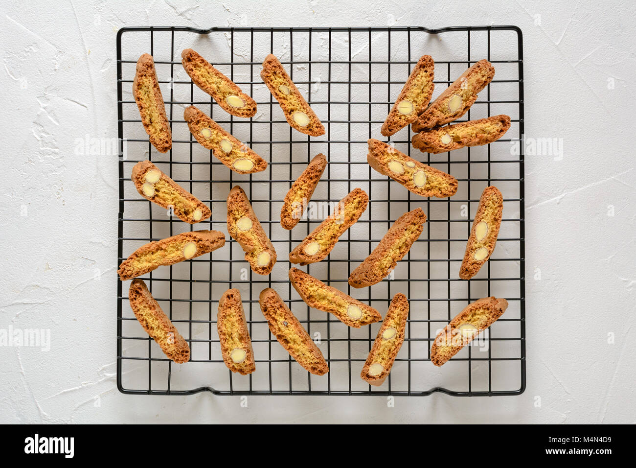 Cantuccini - italienische Cookies mit gehackten Mandeln. Stockfoto
