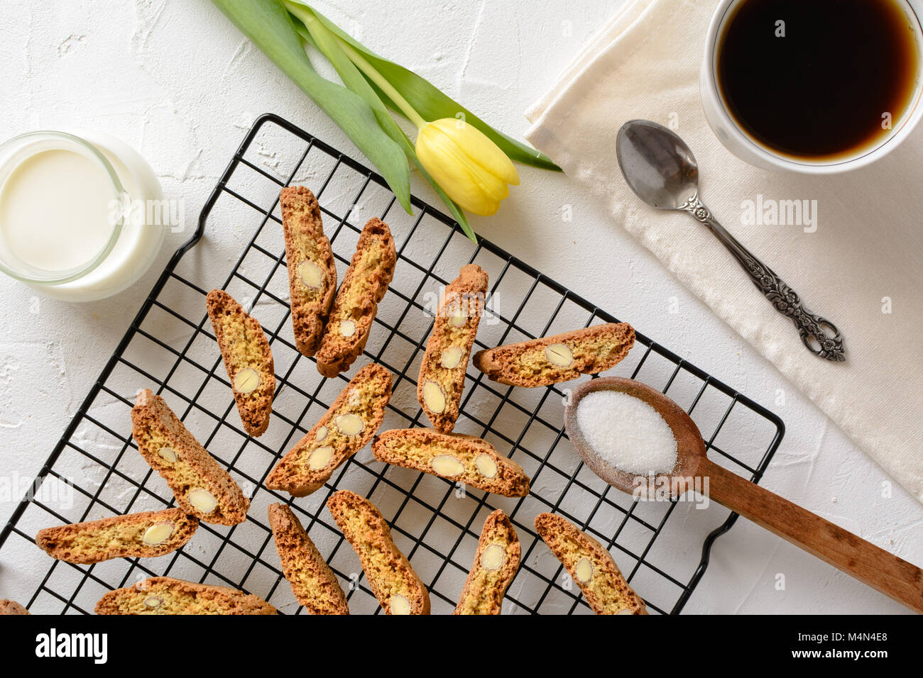Cantuccini - italienische Cookies mit gehackten Mandeln. Stockfoto