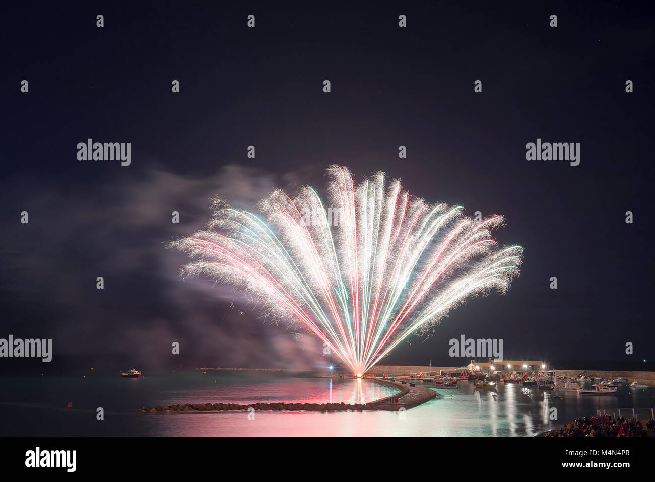 Feuerwerk auf dem Cobb während der bonfire Night feiern am 4. November 2017. Stockfoto