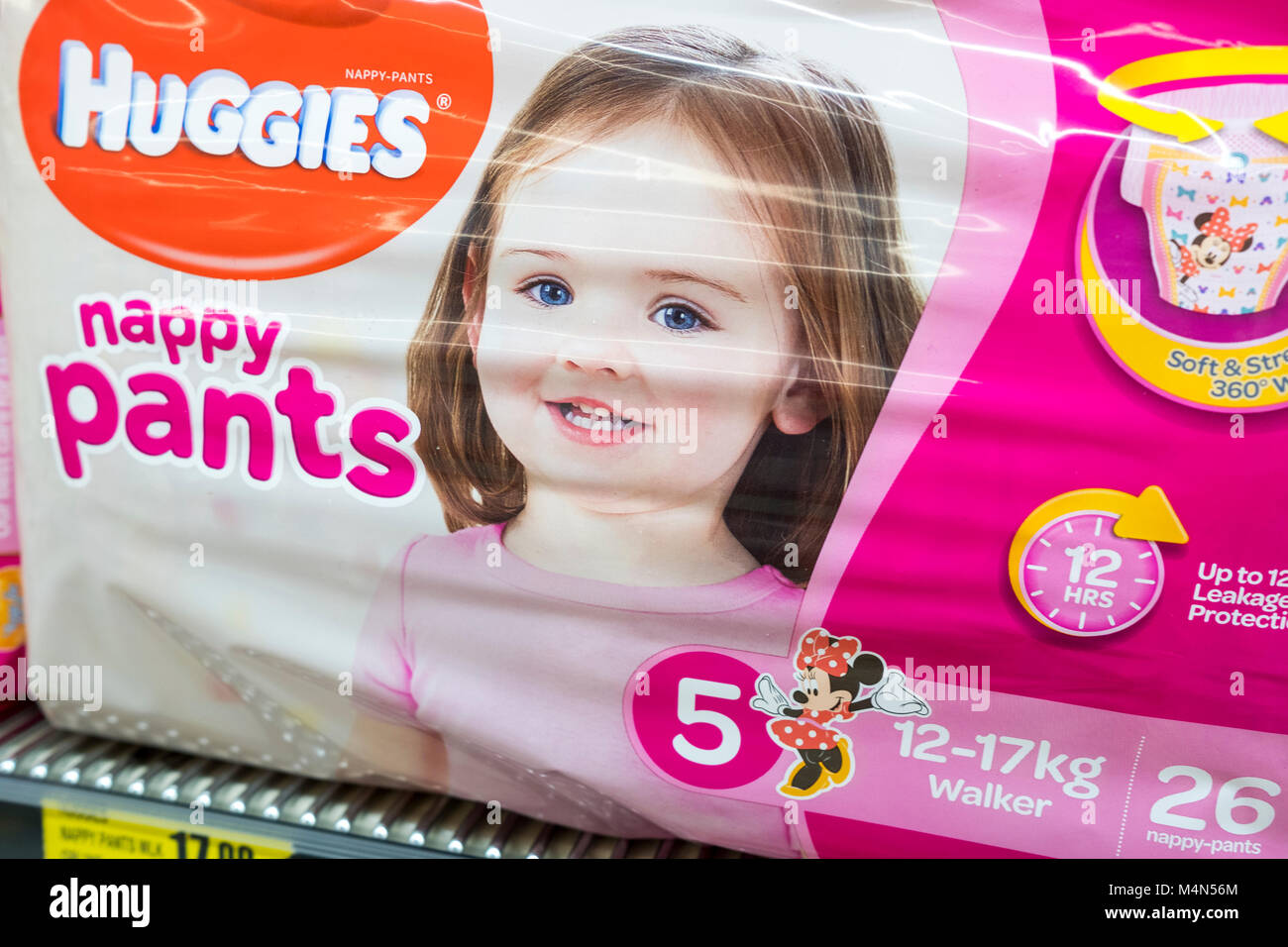 Huggies Windeln Windel Hosen auf Verkauf in einem Supermarkt  Stockfotografie - Alamy