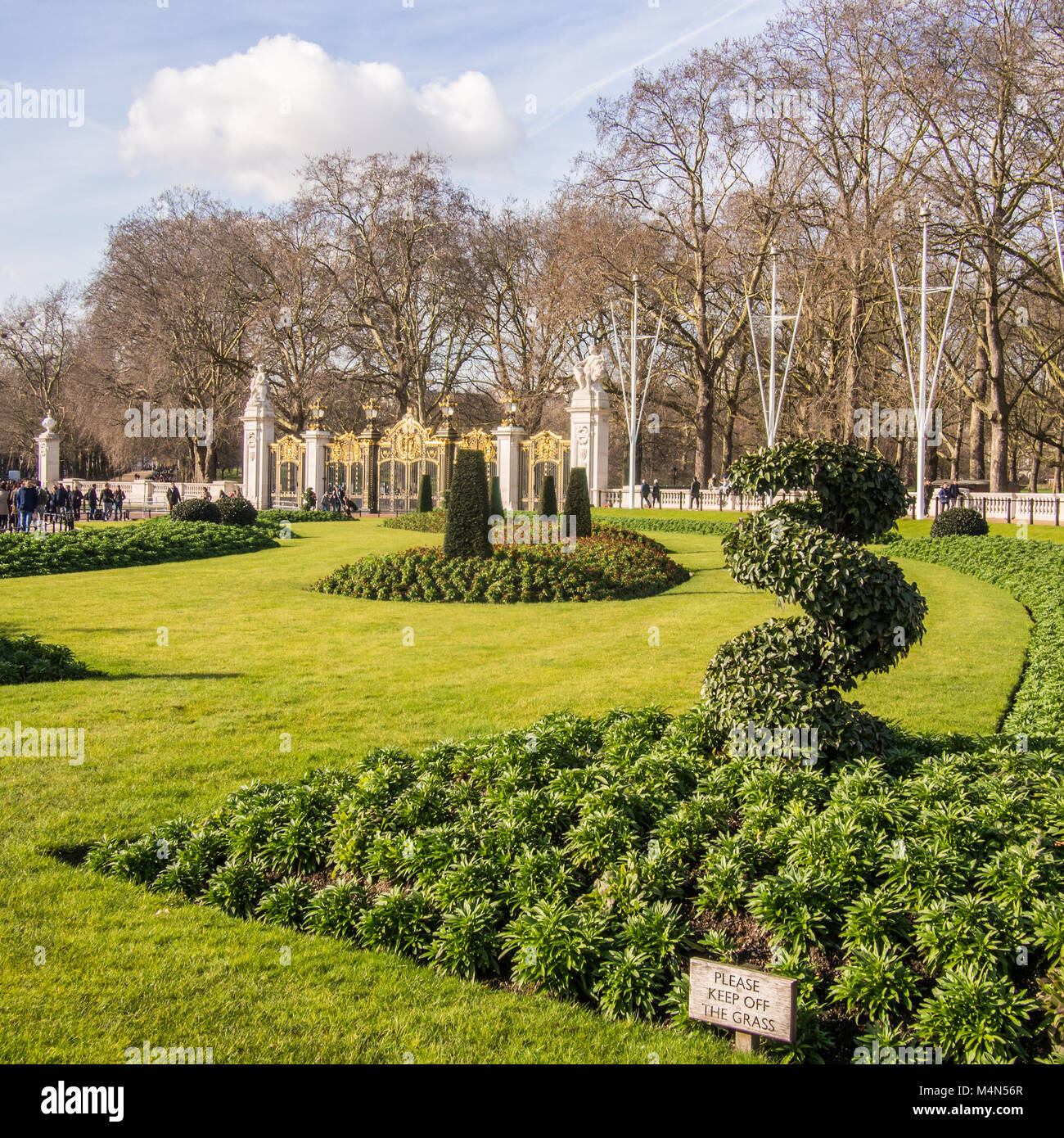 Kanada Tor am Rande des Green Park (hinter), London. Der Buckingham Palace ist Aus schuss auf der linken Seite. Stockfoto