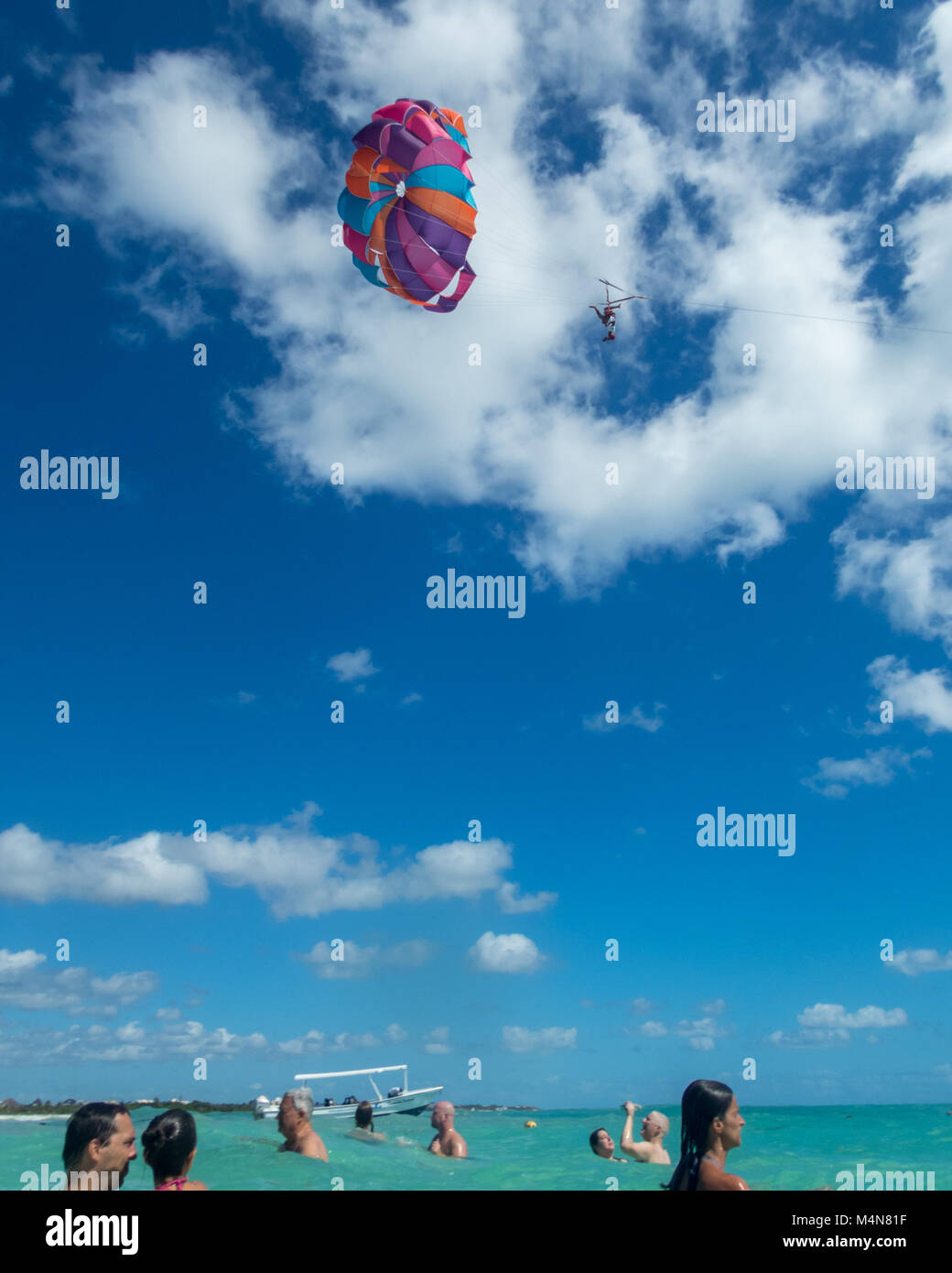 Puerto Morelos, Mexiko, 16 Feb, 2018. Ein Mann mit einem Ballon zu einem Motorboot angespannt über Touristen Urlaub am Karibischen Meer in der Nähe des Maroma Beach Küste zu fliegen. Enrique Ufer/Alamy leben Nachrichten Stockfoto