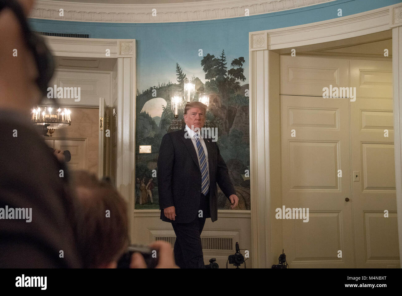 Präsidenten der Vereinigten Staaten Donald J. Trumpf eintrifft, um die Nation auf die todesschuesse an der Marjory Stoneman Douglas High School in Parkland, Florida, wo 17 Menschen starben, aus dem diplomatischen Empfang Zimmer des Weißen Hauses in Washington, DC am Donnerstag, 15. Februar 2018. Credit: Ron Sachs/CNP - KEINE LEITUNG SERVICE - Foto: Ron Sachs/konsolidierte News Fotos/Ron Sachs - CNP Stockfoto