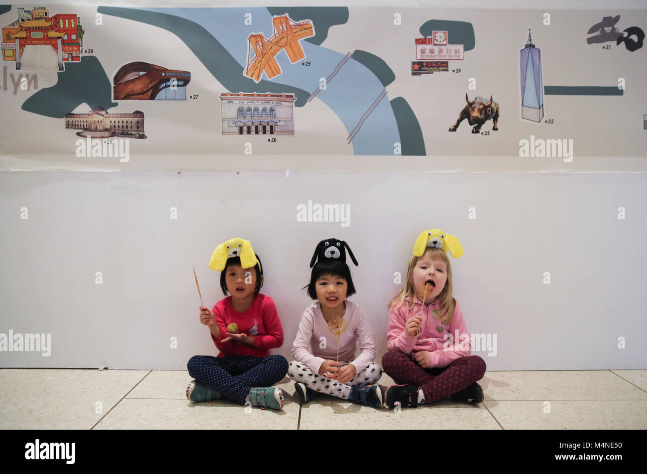 (180217) - NEW YORK, Februar 17, 2018 (Xinhua) - Mädchen Geschmack Zucker Gemälde während der Schüler Tag der offenen Tür "Happy Chinese New Year: Phantastische Kunst China" in New York, USA, Nov. 16, 2018. Ein Tag der offenen Tür von 'Happy Chinese New Year: Phantastische Kunst China" wurde hier am Freitag, dem ersten Tag der chinesische Mondjahr des Hundes, Schüler und Bewohner in New York eine Gelegenheit zu erlernen der chinesischen Kultur zu erleben und zu geben. Das chinesische Mondjahr wird ein offizieller Feiertag in öffentlichen Schulen in New York seit 2016. (Xinhua / Wang Ying) (GJ) Stockfoto