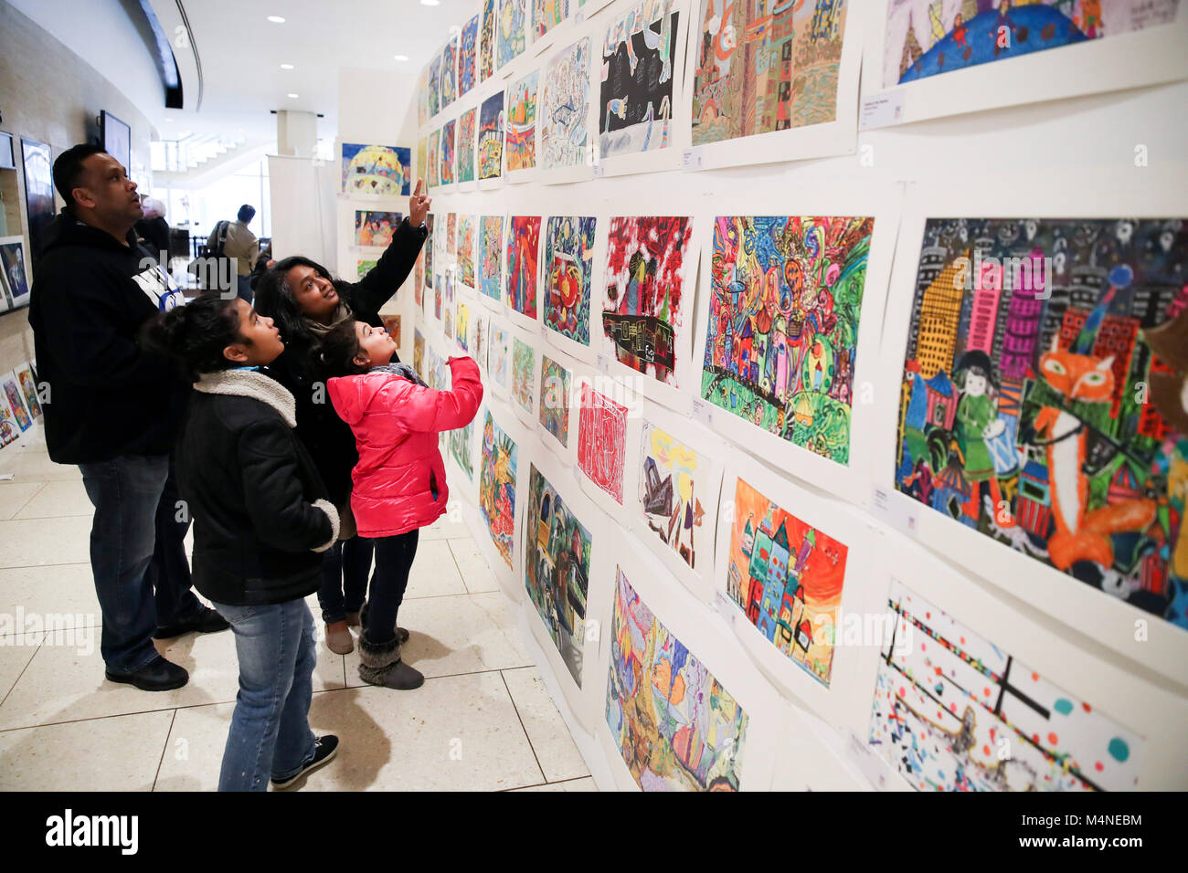 (180217) - NEW YORK, Februar 17, 2018 (Xinhua) - Besucher auf die ausgestellten Zeichnungen von chinesischen Kindern während der Schüler Tag der offenen Tür "Happy Chinese New Year: Phantastische Kunst China" in New York, USA, Februar 16, 2018 gemalt. Ein Tag der offenen Tür von 'Happy Chinese New Year: Phantastische Kunst China" wurde hier am Freitag, dem ersten Tag der chinesische Mondjahr des Hundes, Schüler und Bewohner in New York eine Gelegenheit zu erlernen der chinesischen Kultur zu erleben und zu geben. Das chinesische Mondjahr wird ein offizieller Feiertag in öffentlichen Schulen in New York seit 2016. (Xinhua / Wang Ying) (GJ) Stockfoto