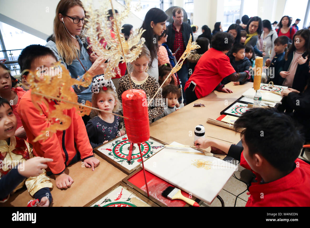 (180217) - NEW YORK, Februar 17, 2018 (Xinhua) - Kinder aufpassen, Handwerker, Zucker Gemälde während der Schüler Tag der offenen Tür "Happy Chinese New Year: Phantastische Kunst China" in New York, USA, Nov. 16, 2018. Ein Tag der offenen Tür von 'Happy Chinese New Year: Phantastische Kunst China" wurde hier am Freitag, dem ersten Tag der chinesische Mondjahr des Hundes, Schüler und Bewohner in New York eine Gelegenheit zu erlernen der chinesischen Kultur zu erleben und zu geben. Das chinesische Mondjahr wird ein offizieller Feiertag in öffentlichen Schulen in New York seit 2016. (Xinhua / Wang Ying) (GJ) Stockfoto