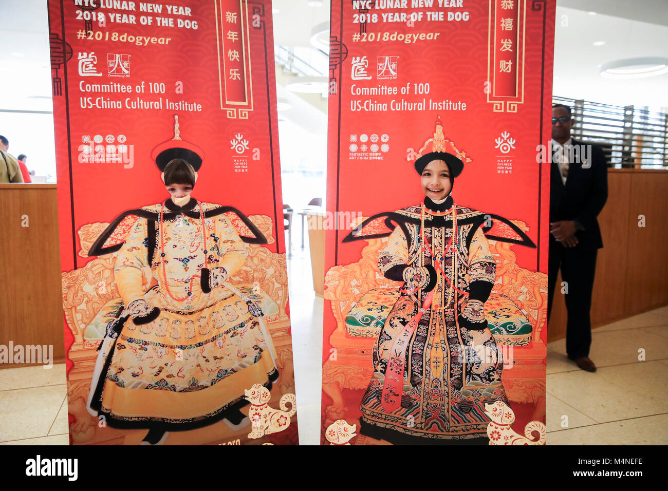 (180217) - NEW YORK, Februar 17, 2018 (Xinhua) - Carmen Freitas Wisbauer (L) und Julia Freitas Wisbauer aus Deutschland posieren für ein Foto mit Poster während der Schüler Tag der offenen Tür "Happy Chinese New Year: Phantastische Kunst China" in New York, USA, Nov. 16, 2018. Ein Tag der offenen Tür von 'Happy Chinese New Year: Phantastische Kunst China" wurde hier am Freitag, dem ersten Tag der chinesische Mondjahr des Hundes, Schüler und Bewohner in New York eine Gelegenheit zu erlernen der chinesischen Kultur zu erleben und zu geben. Das chinesische Mondjahr wird ein offizieller Feiertag in öffentlichen Schulen in New York seit dem 20. Stockfoto