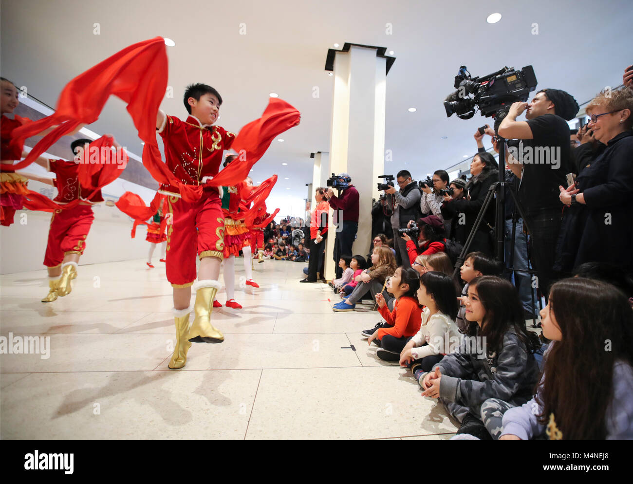 (180217) - NEW YORK, Februar 17, 2018 (Xinhua) - jugendliche Tänzer aus China und USA führen während der Schüler Tag der offenen Tür "Happy Chinese New Year: Phantastische Kunst China" in New York, USA, Nov. 16, 2018. Ein Tag der offenen Tür von 'Happy Chinese New Year: Phantastische Kunst China" wurde hier am Freitag, dem ersten Tag der chinesische Mondjahr des Hundes, Schüler und Bewohner in New York eine Gelegenheit zu erlernen der chinesischen Kultur zu erleben und zu geben. Das chinesische Mondjahr wird ein offizieller Feiertag in öffentlichen Schulen in New York seit 2016. (Xinhua / Wang Ying) (GJ) Stockfoto