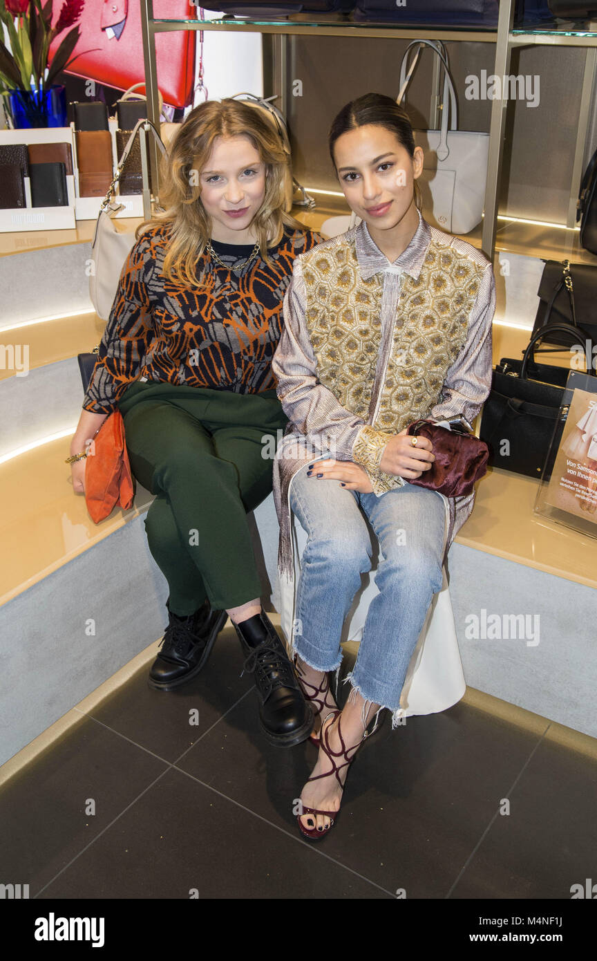 Berlin, Deutschland. 16 Feb, 2018. Anna Lena Klenke und Gizem Emre beim Samsonite & Kilian Kerner Kater-Imbiss auf der Berlinale 2018/68. Internationalen Filmfestspiele Berlin. Berlin, 16.02.2018 | Verwendung der weltweiten Kredit: dpa/Alamy leben Nachrichten Stockfoto