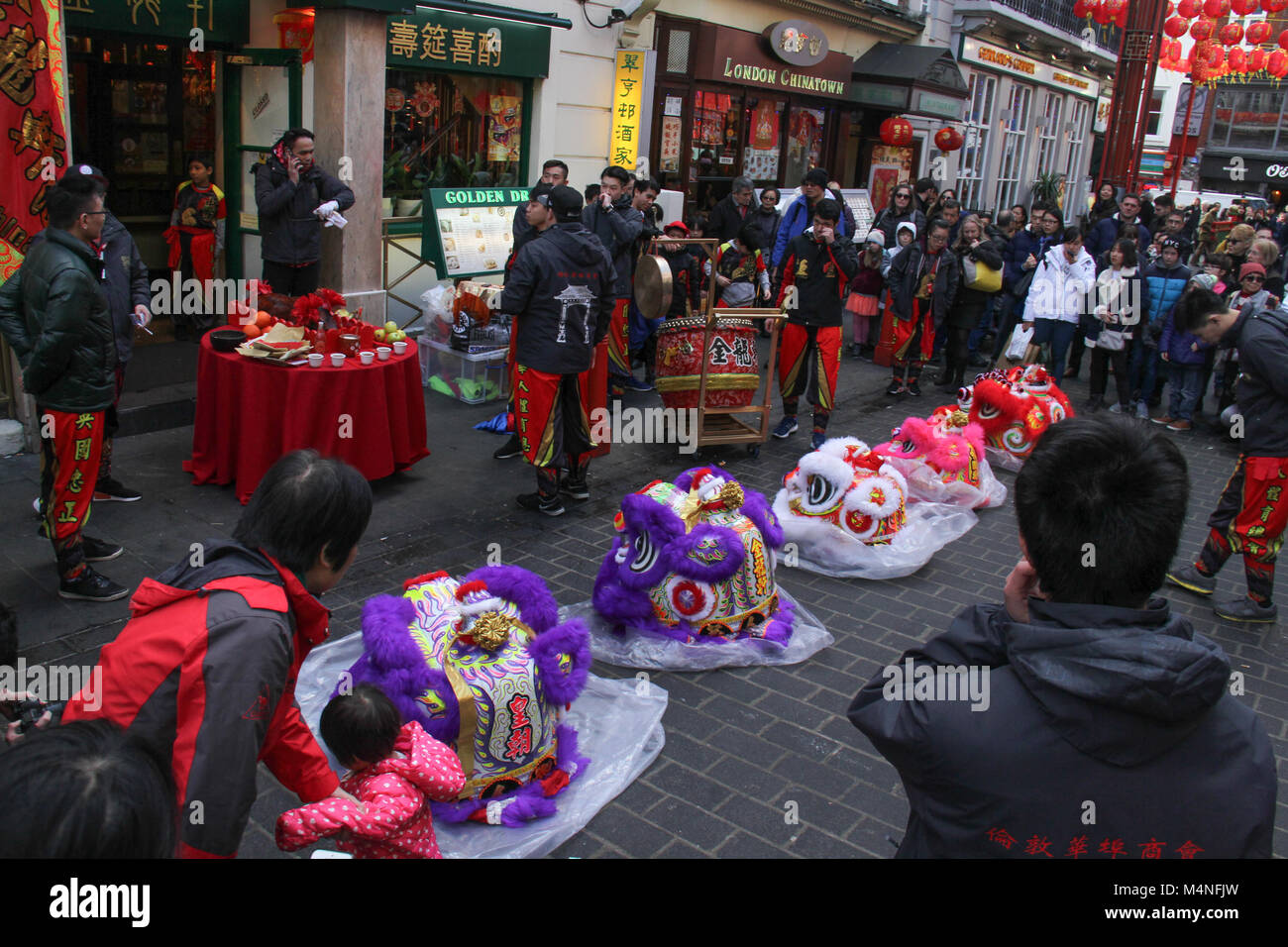 London, Großbritannien. 17 Feb, 2018. Animateure vorbereiten, ihre chinesischen Drachen Requisiten in China Town London am 17. Februar 2018 Vor dem Jahr des Hundes Feier in London. Die wichtigsten London Festlichkeiten Kick off mit einer lebendigen Parade in und um Chinatown, von spektakulären freie Bühne in Trafalgar Square am 18. Februar folgte. Quelle: David Mbiyu/Alamy leben Nachrichten Stockfoto