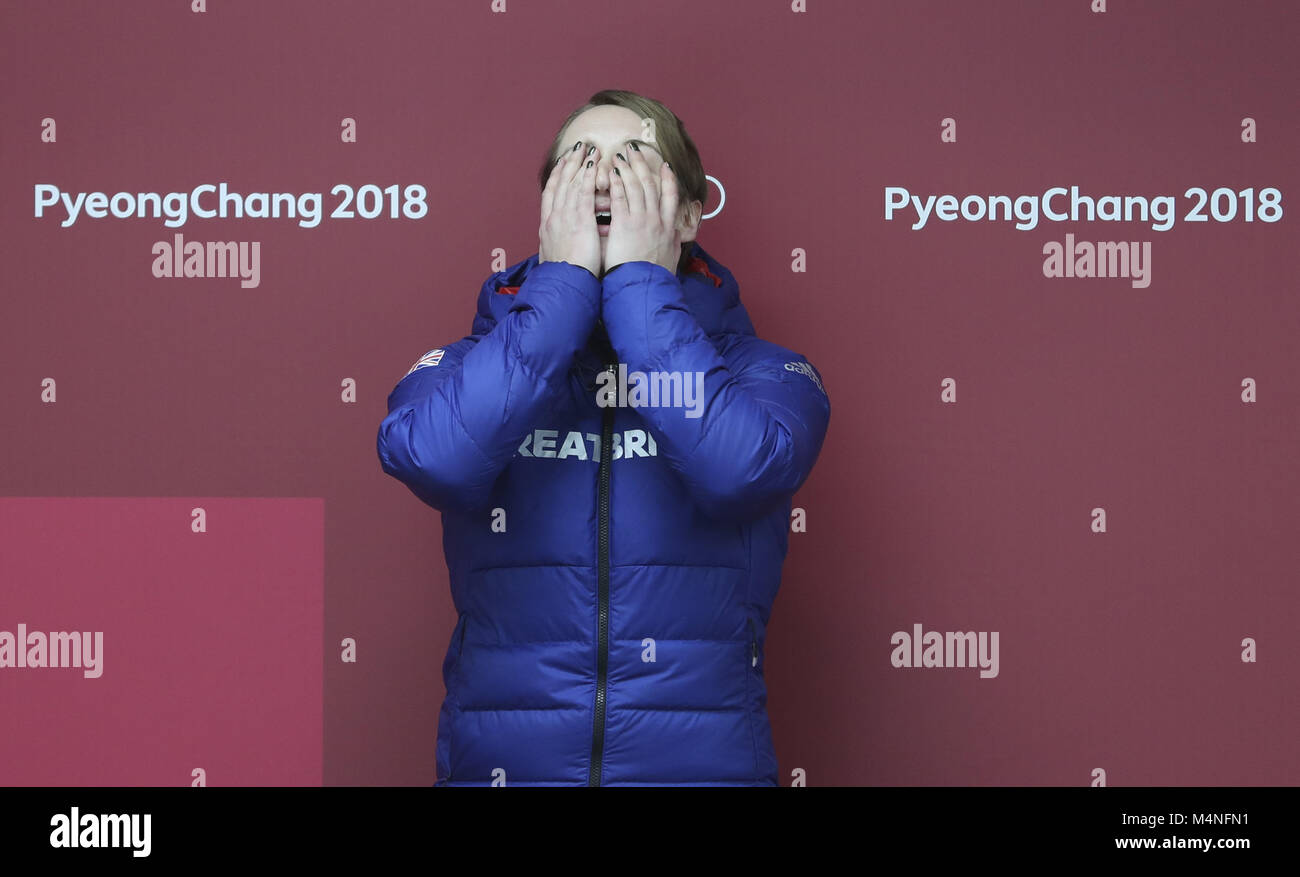 Pyeongchang, Südkorea. 17 Feb, 2018. Großbritanniens Lizzy Yarnold feiert während Veranstaltungsort Zeremonie der Frauen bei Skelett an 2018 PyeongChang Winter-olympischen Spiele Olympischen Sliding Center, Pyeongchang, Südkorea, Jan. 17, 2018. Lizzy Yarnold behauptet Meister in einer Zeit von 3:27.28. Credit: Bai Xuefei/Xinhua/Alamy leben Nachrichten Stockfoto