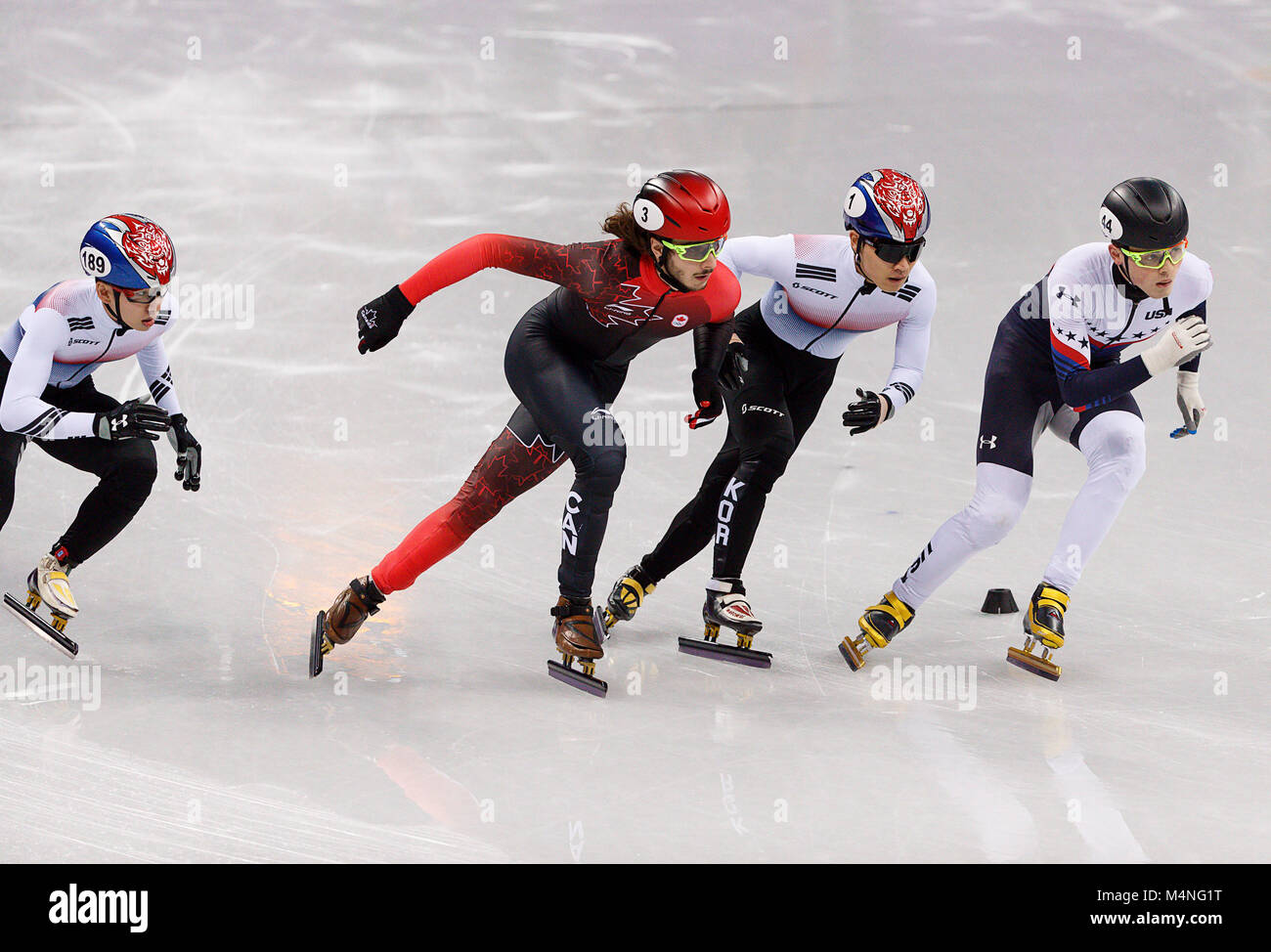 Gangneung, Südkorea. 17 Feb, 2018. Short Track skater Hyojun Lim von Korea, Samuel Girard von Kanada Yira Seo von Korea und John-Henry Krueger der Vereinigten Staaten konkurrieren im Short Track Speed Skating der Männer 1000 m Finale der PyeongChang 2018 Winter-olympischen Spiele bei Gangneung Ice Arena am Samstag, den 17. Februar 2018. Credit: Paul Kitagaki jr./ZUMA Draht/Alamy leben Nachrichten Stockfoto